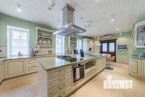 Дом 1200м², 4-этажный, участок 30 сот.